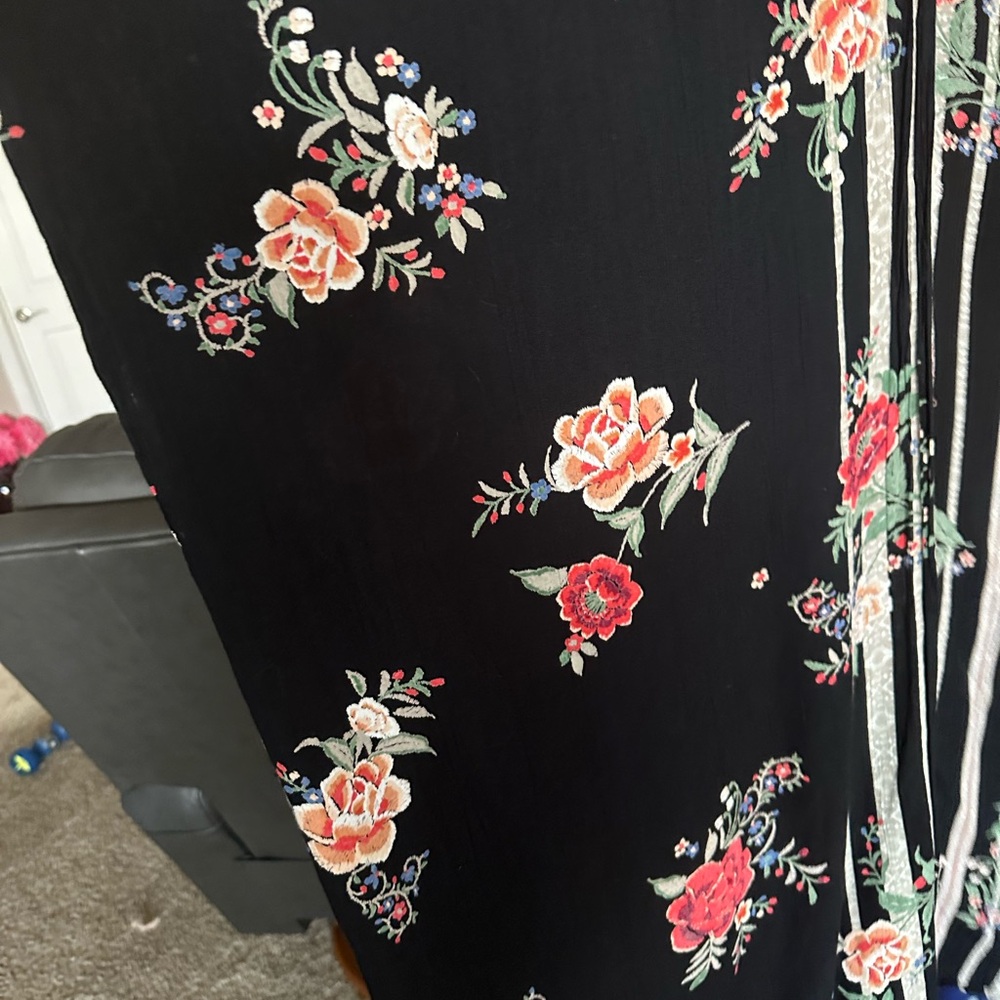 Angie Kimono beautiful black with rose florals lightweight size XL - Picture 4 of 4